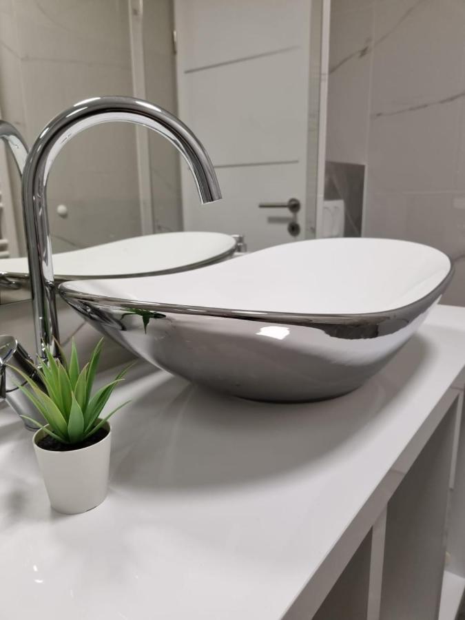Apartman Simic Apartment โอซีเยก ภายนอก รูปภาพ