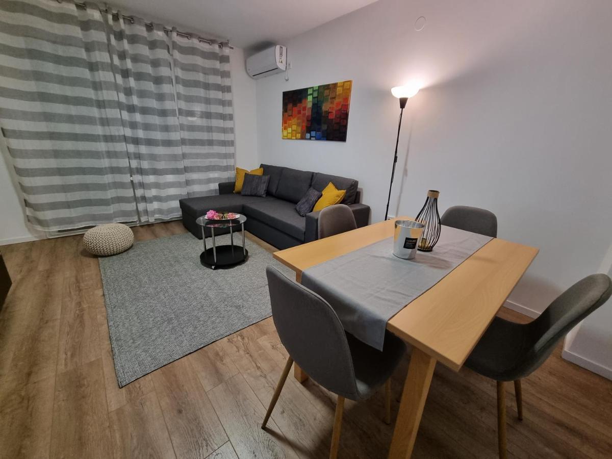 Apartman Simic Apartment โอซีเยก ภายนอก รูปภาพ