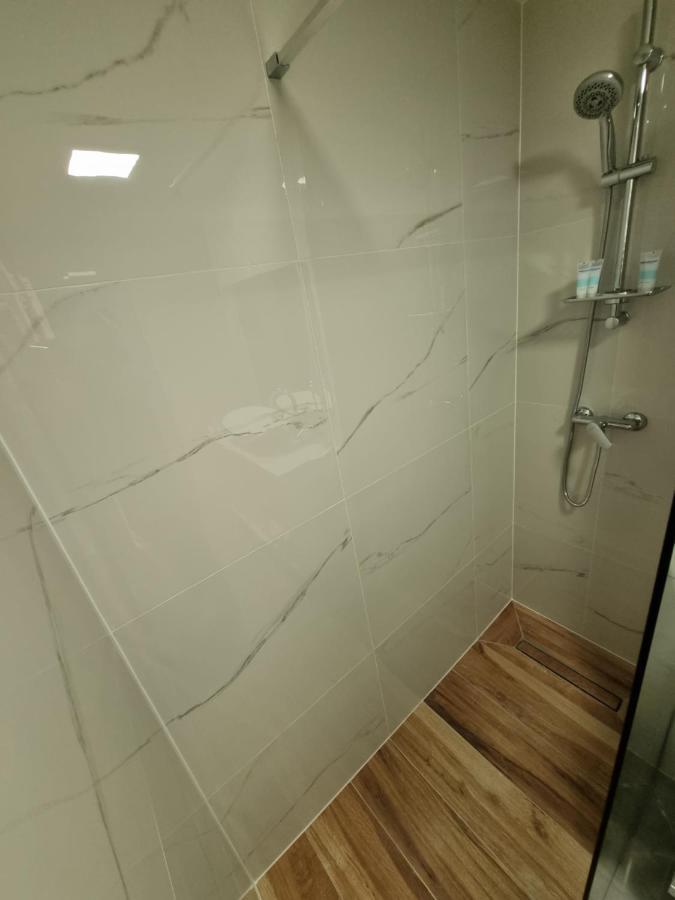 Apartman Simic Apartment โอซีเยก ภายนอก รูปภาพ