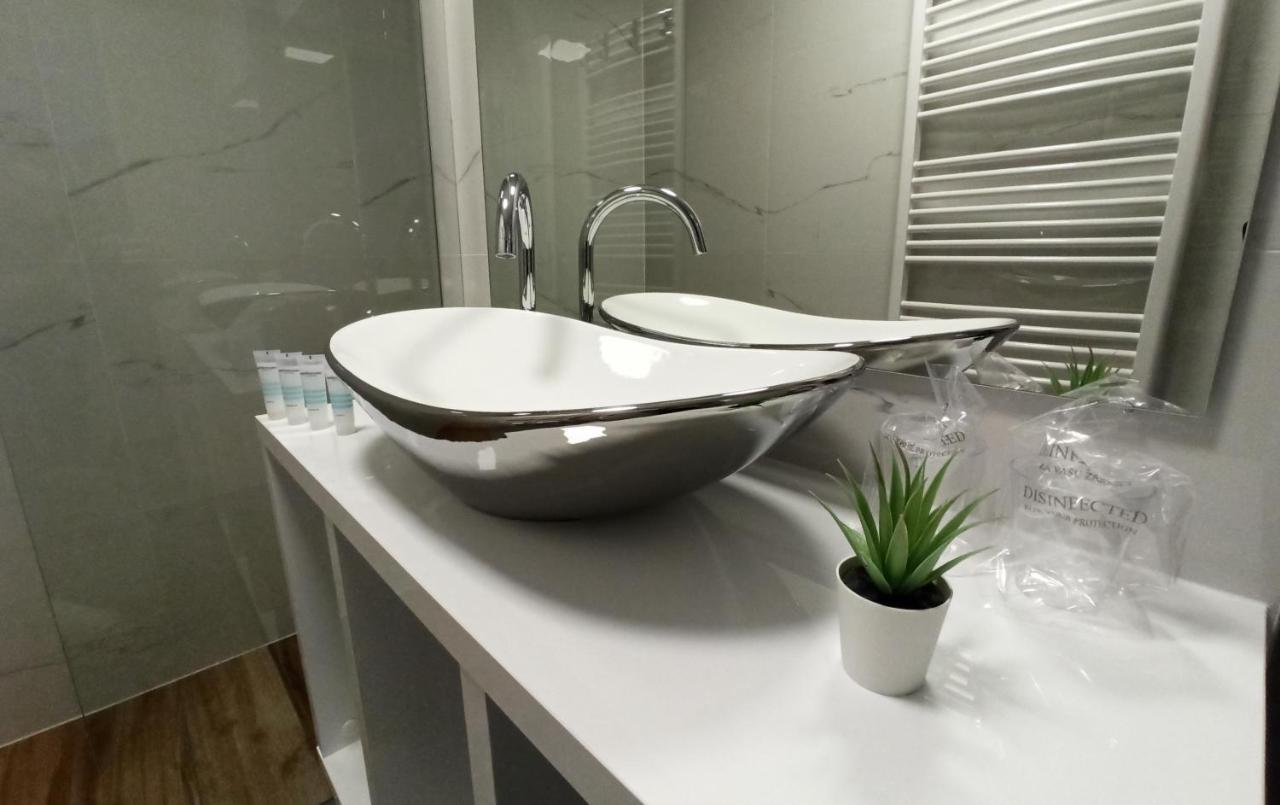 Apartman Simic Apartment โอซีเยก ภายนอก รูปภาพ